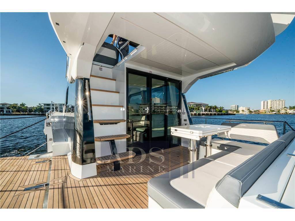 Galeon 400 fly