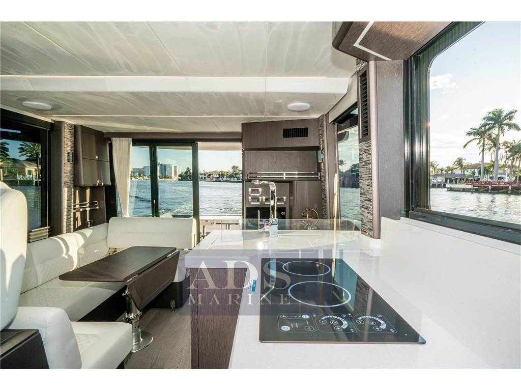 Galeon 400 fly