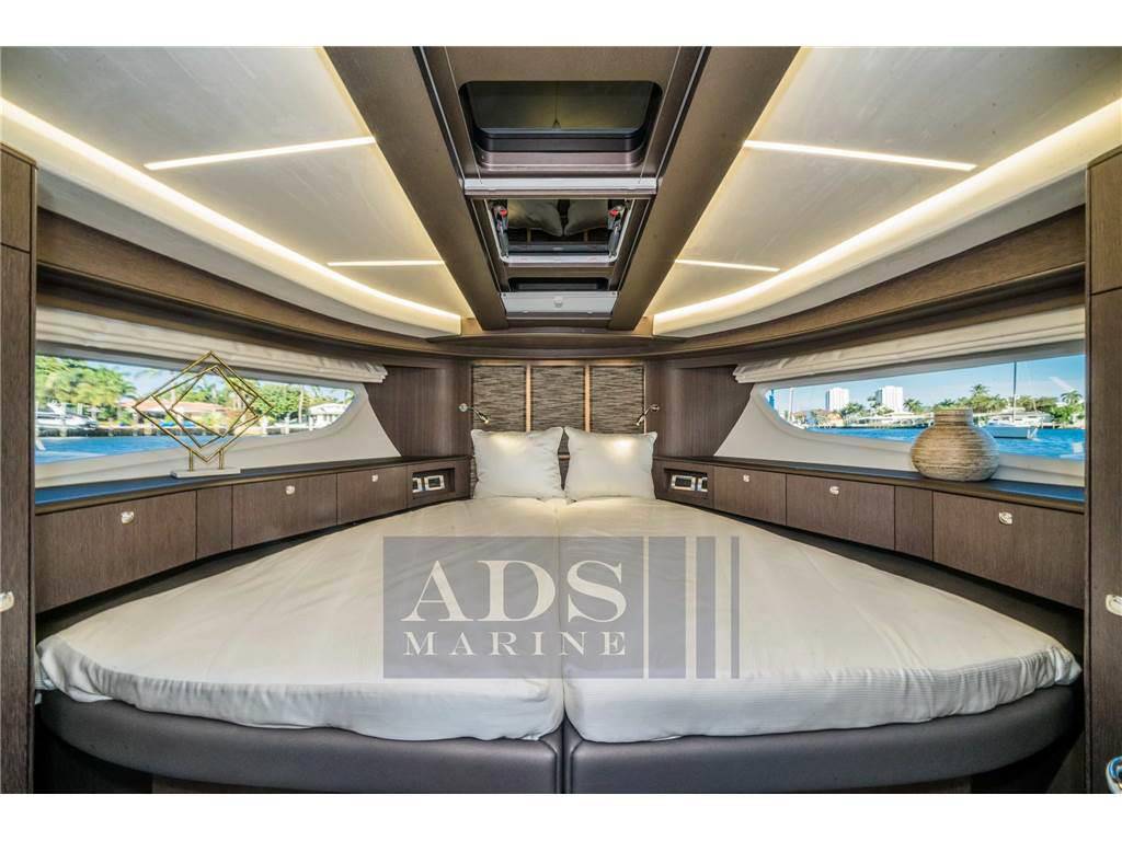Galeon 400 fly