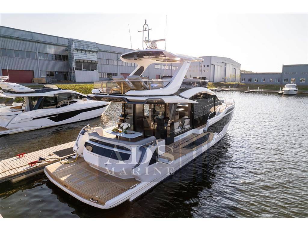 Galeon 560 fly
