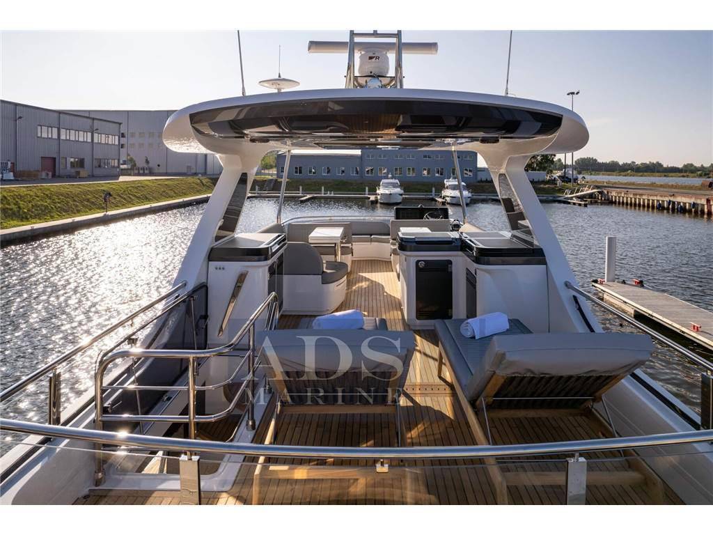 Galeon 560 fly