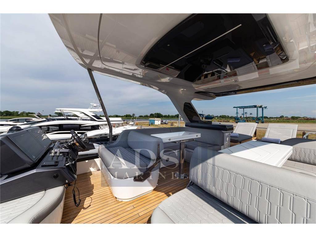 Galeon 560 fly