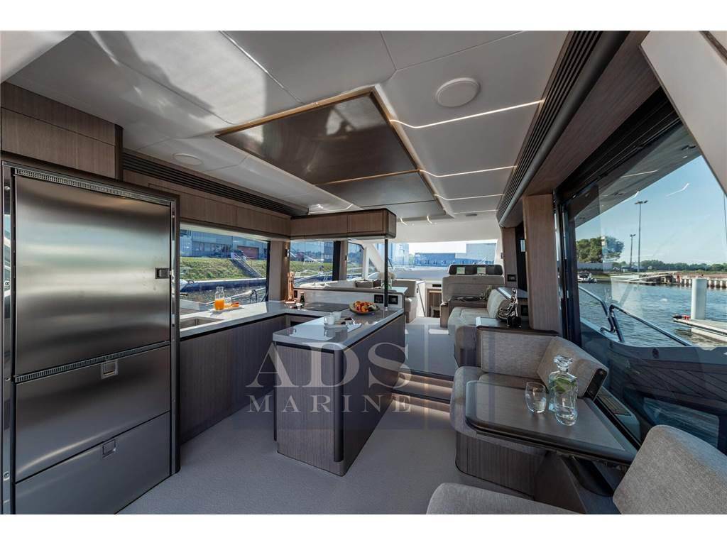 Galeon 560 fly