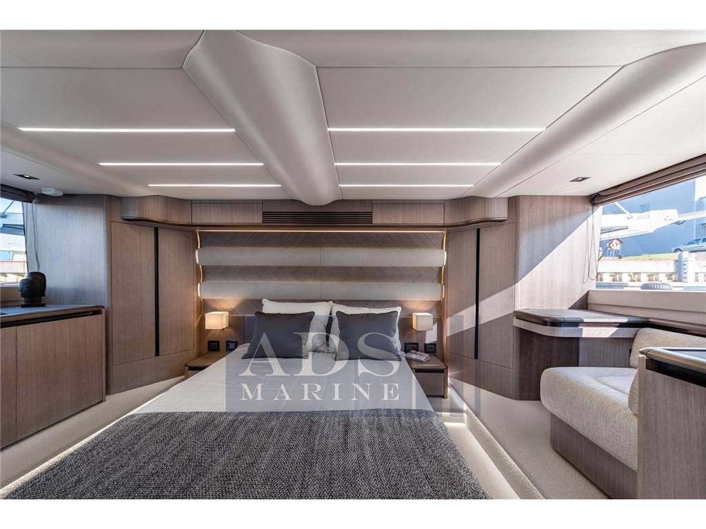 Galeon 560 fly