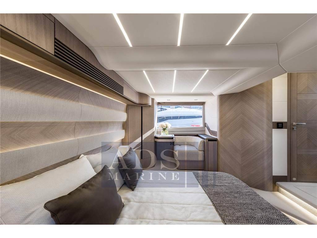Galeon 560 fly