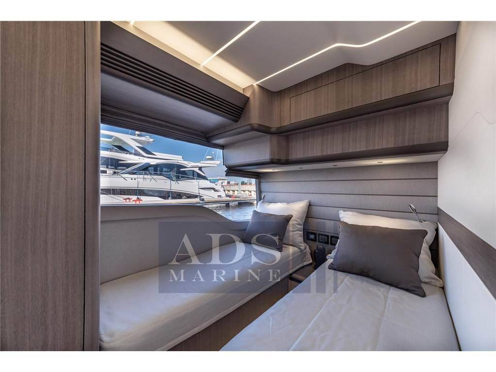 Galeon 560 fly