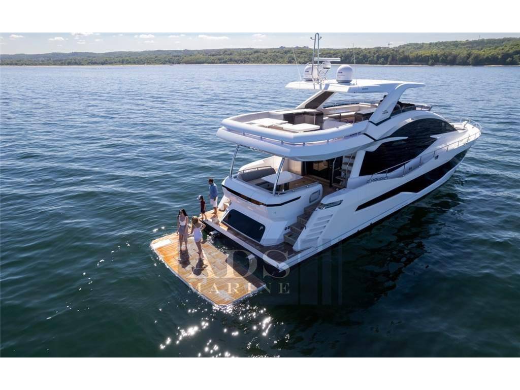 Galeon 800 fly