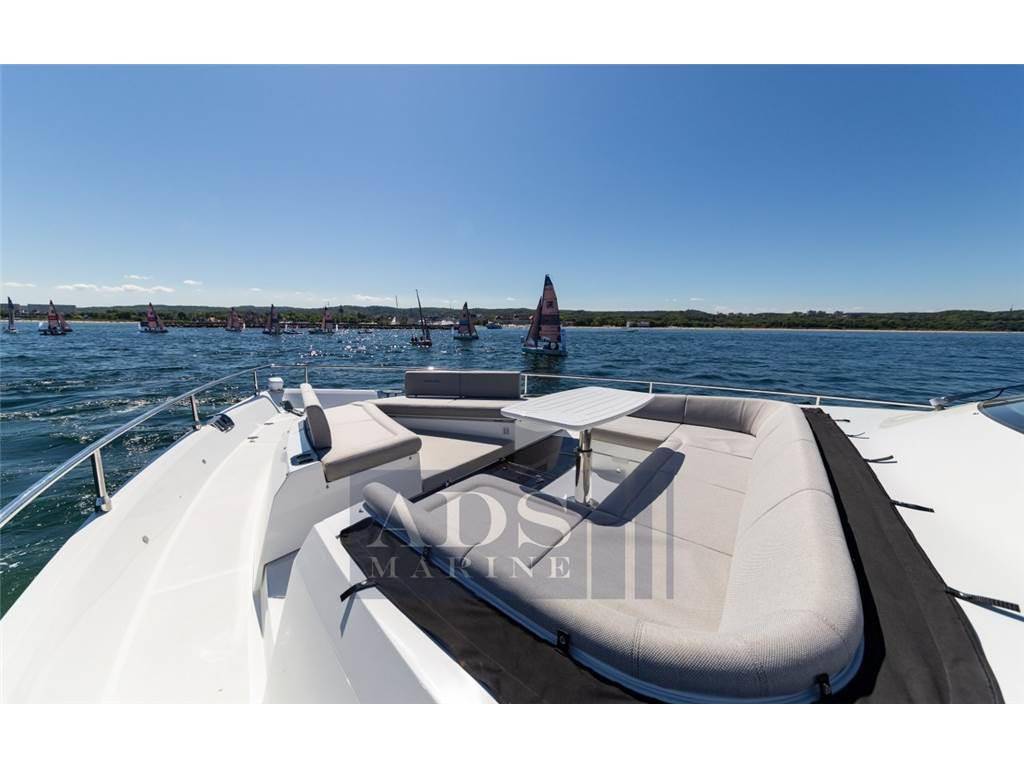 Galeon 800 fly