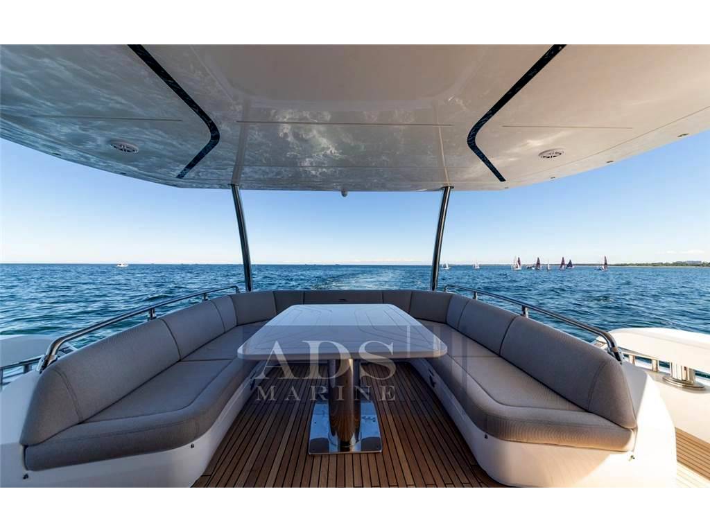 Galeon 800 fly