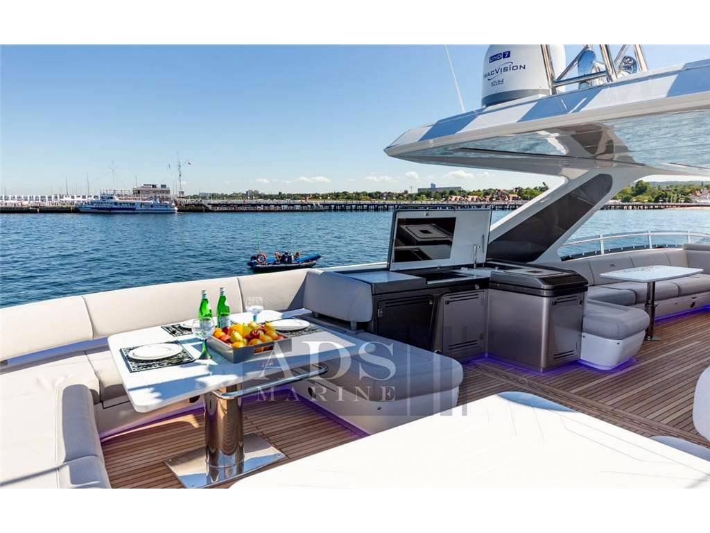 Galeon 800 fly