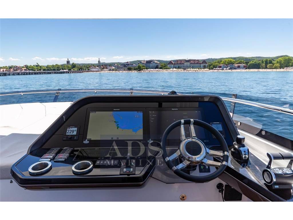 Galeon 800 fly