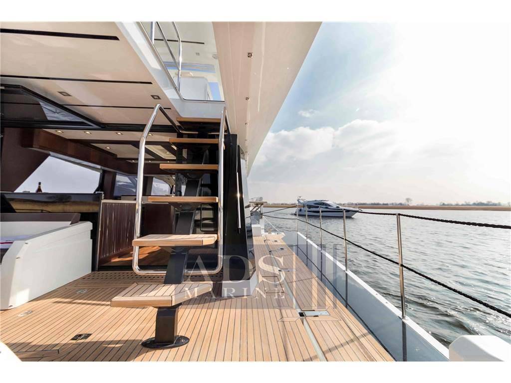 Galeon 640 fly