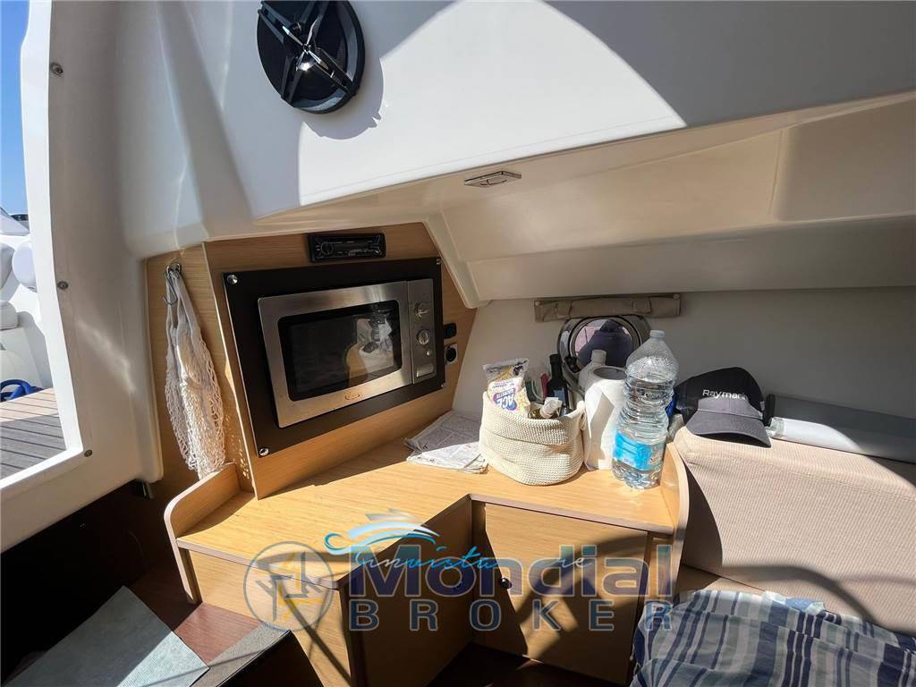 Beneteau Flyer 850 sun deck