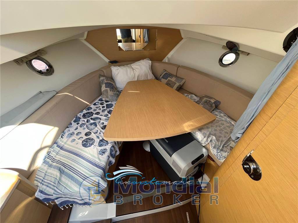 Beneteau Flyer 850 sun deck