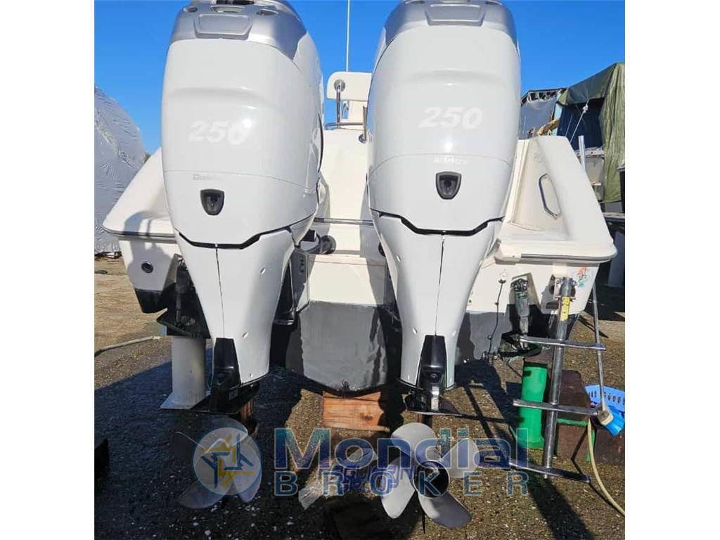 Boston whaler Outrage 270