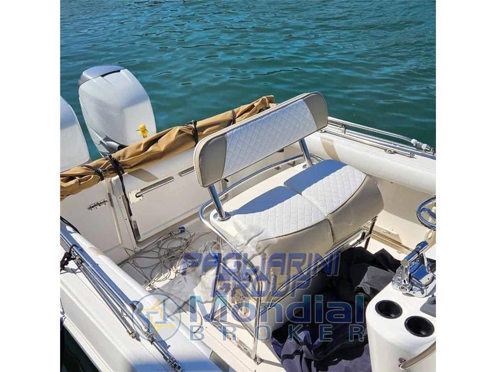 Boston whaler Outrage 270