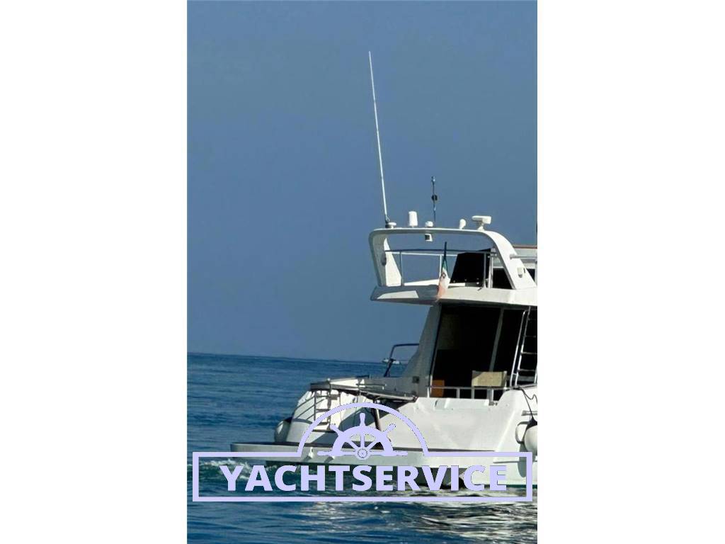 Ferretti yarding yacht 42 fly