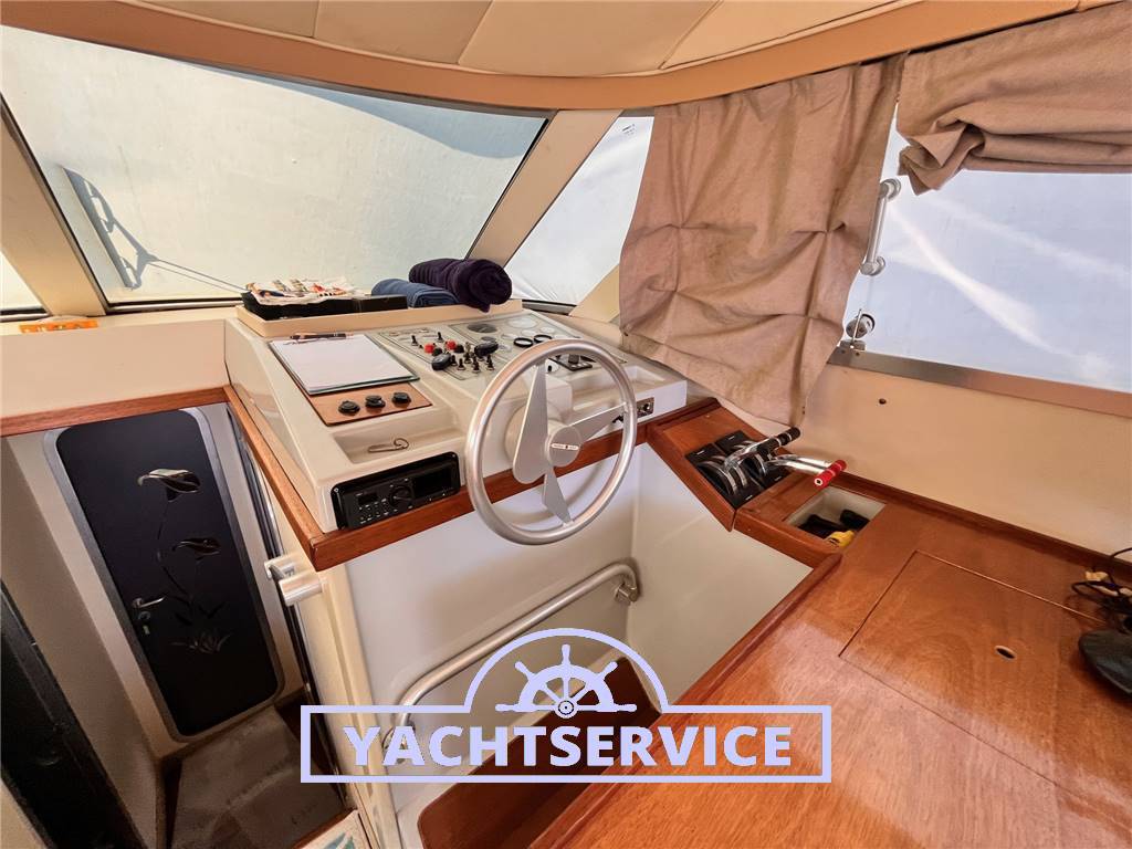 Ferretti yarding yacht 42 fly