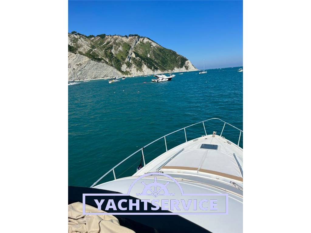 Ferretti yarding yacht 42 fly