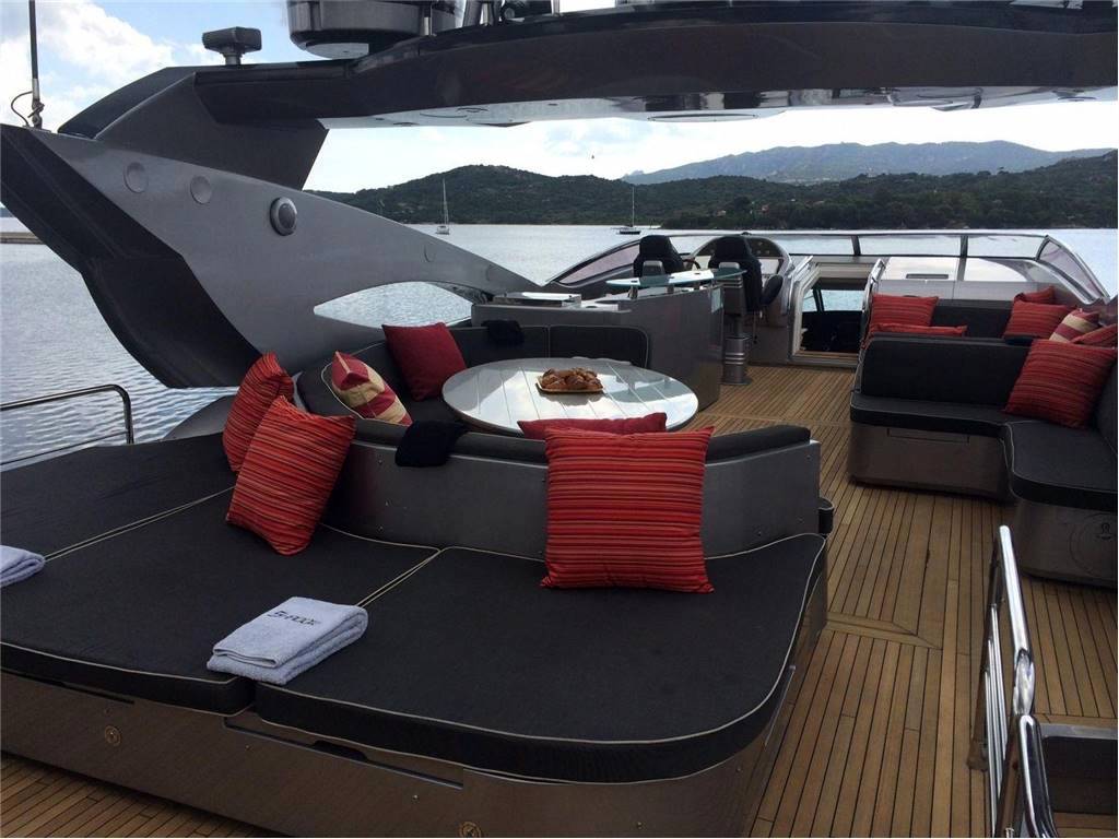 Sunseeker 105 motor yacht
