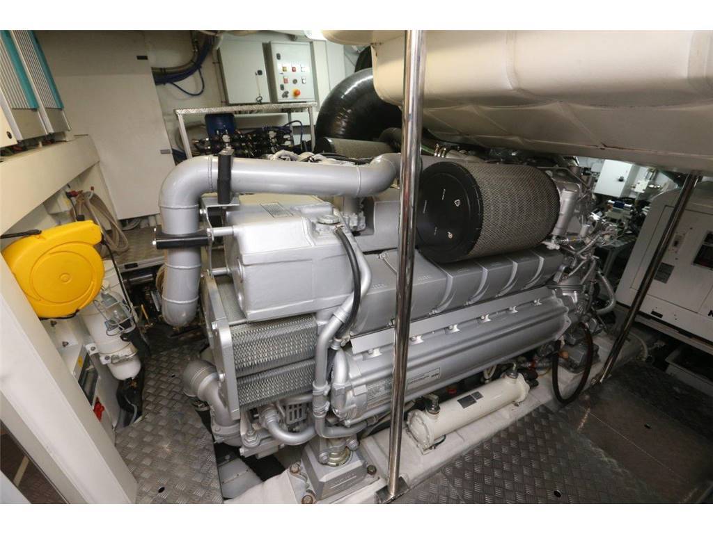 Pershing 74