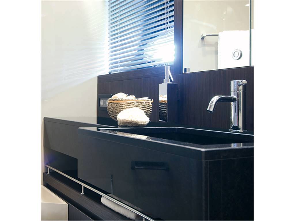 Uniesse 70 sport