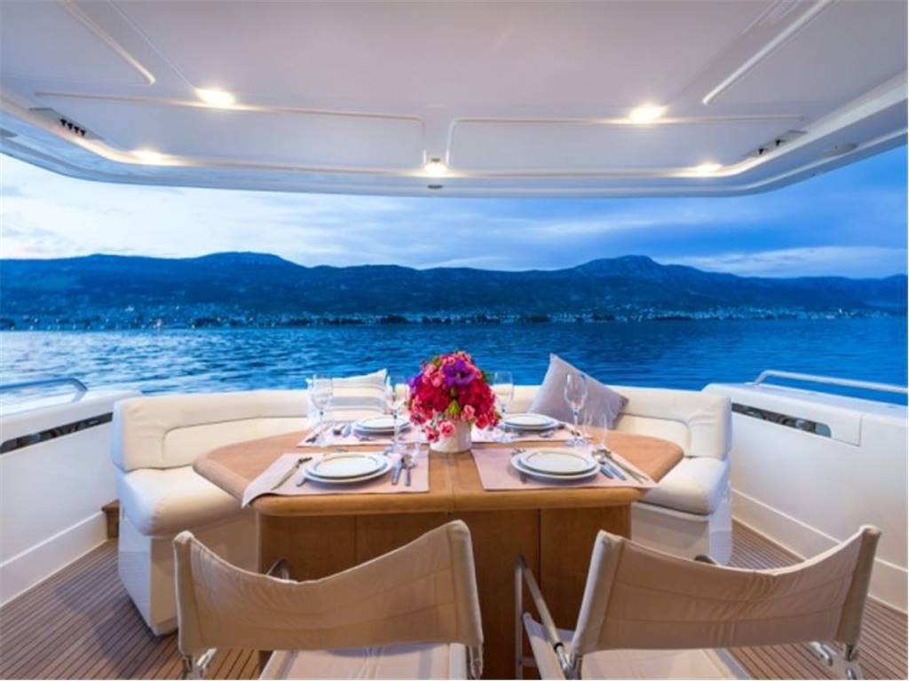 Ferretti 730