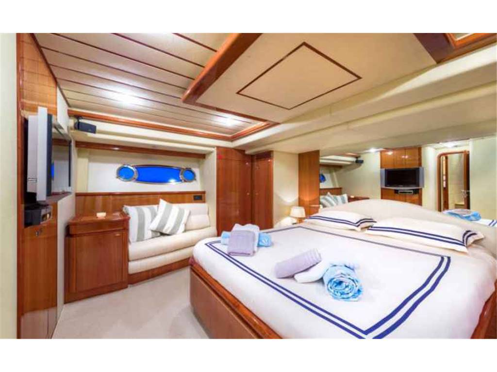 Ferretti 730