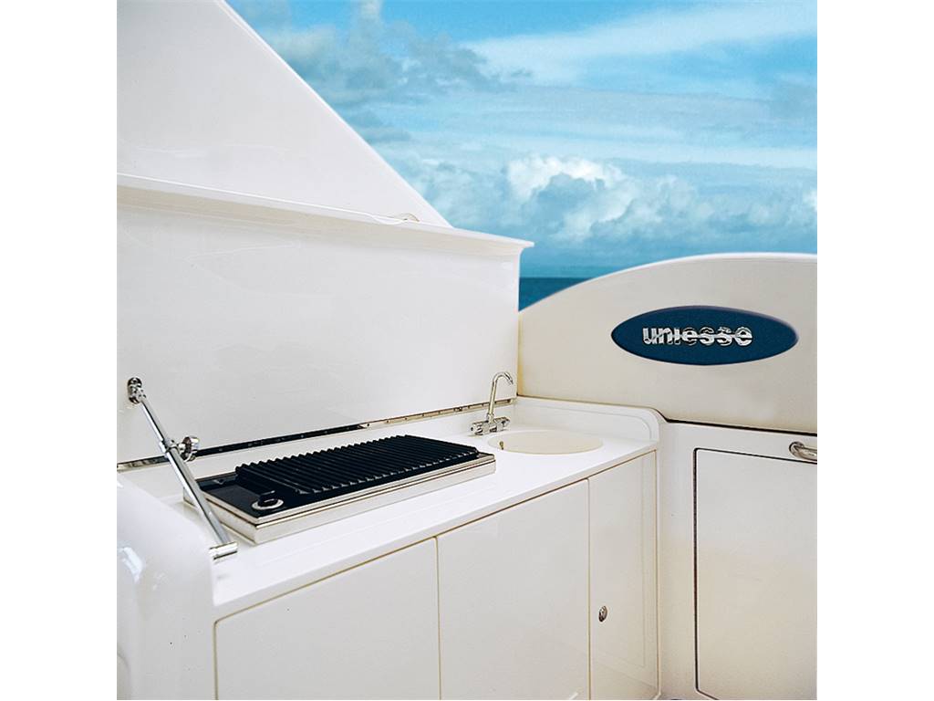 Uniesse 57 hard top