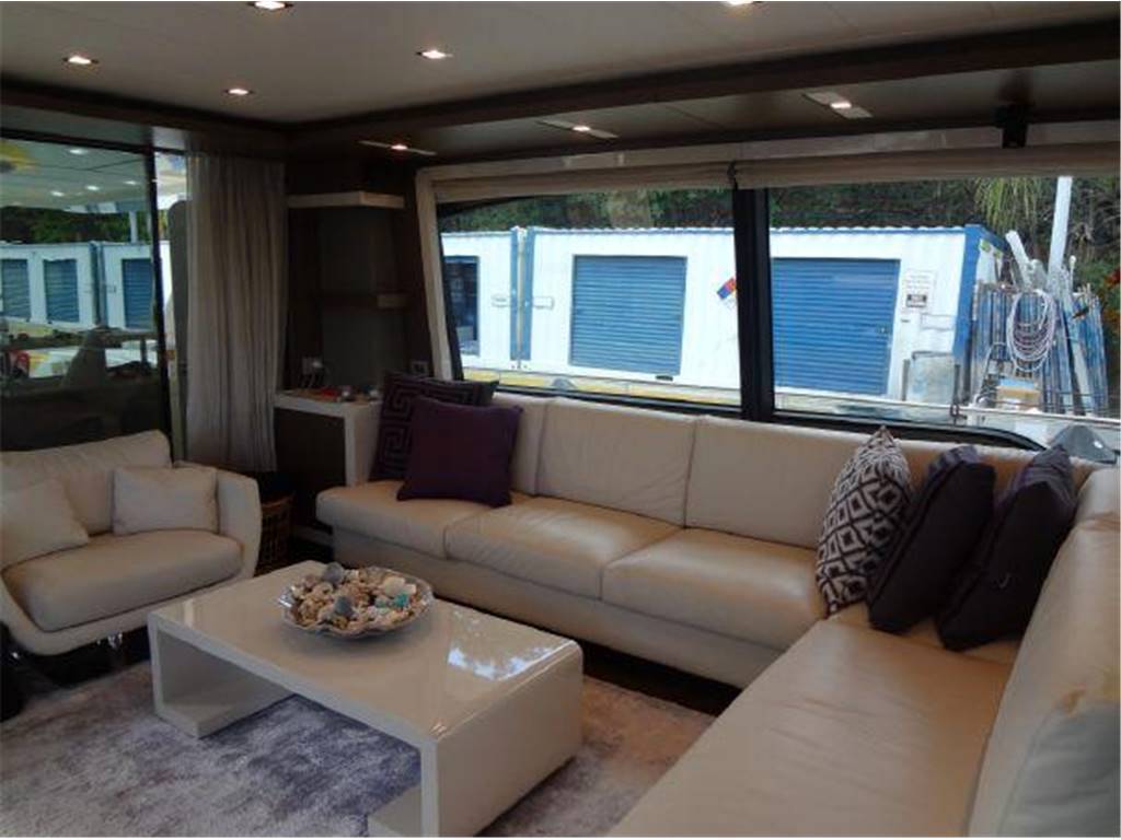 Ferretti 870