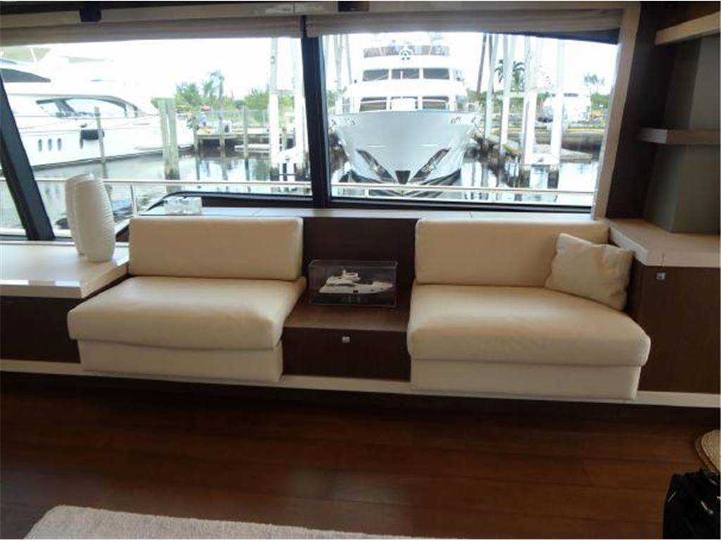 Ferretti 870