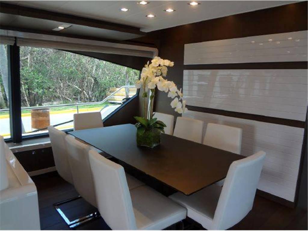 Ferretti 870