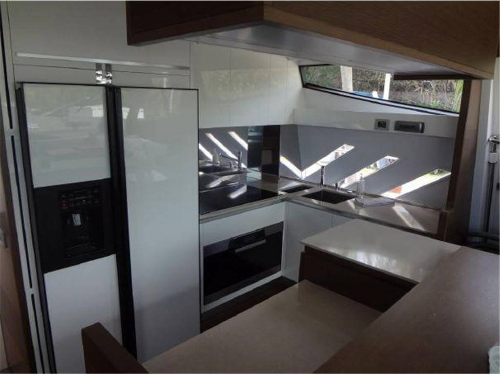Ferretti 870