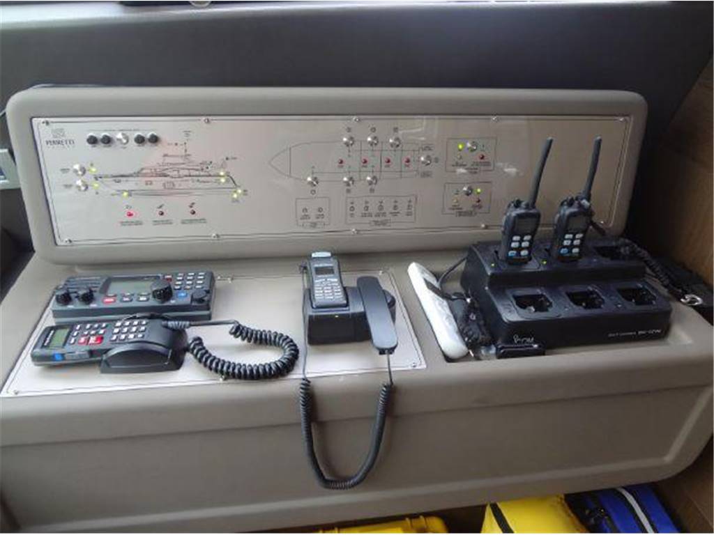 Ferretti 870