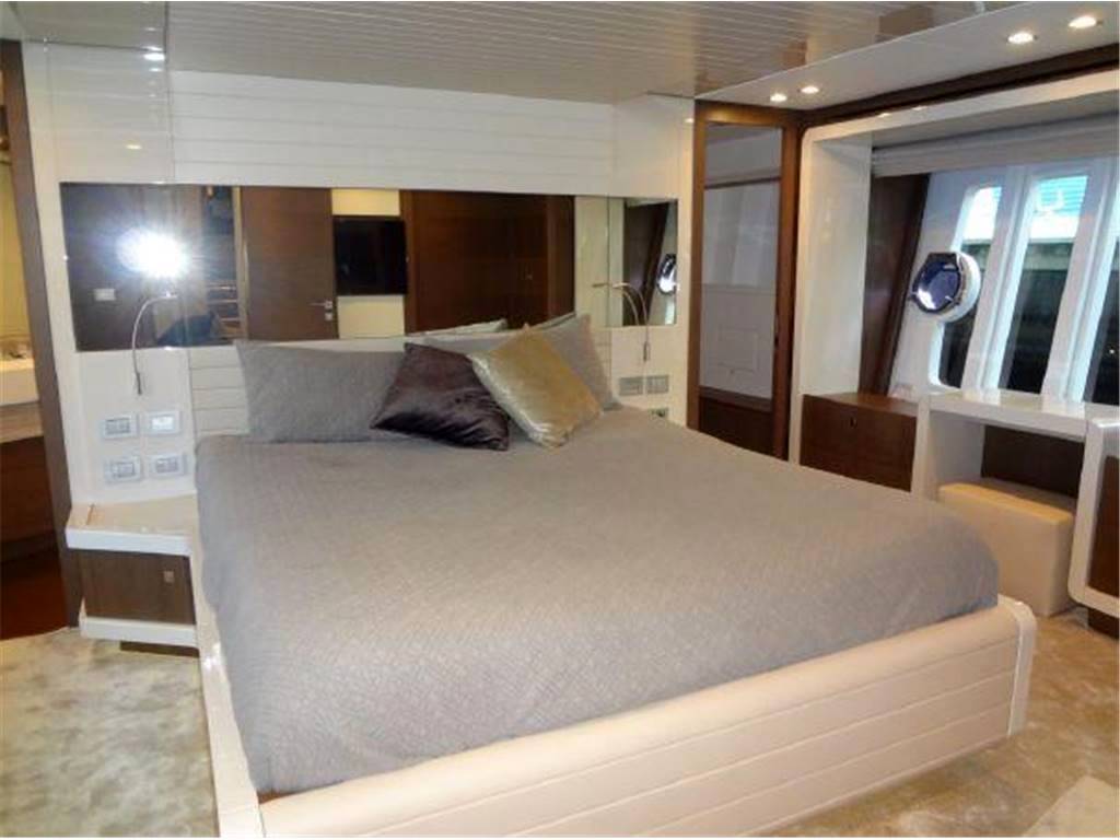 Ferretti 870