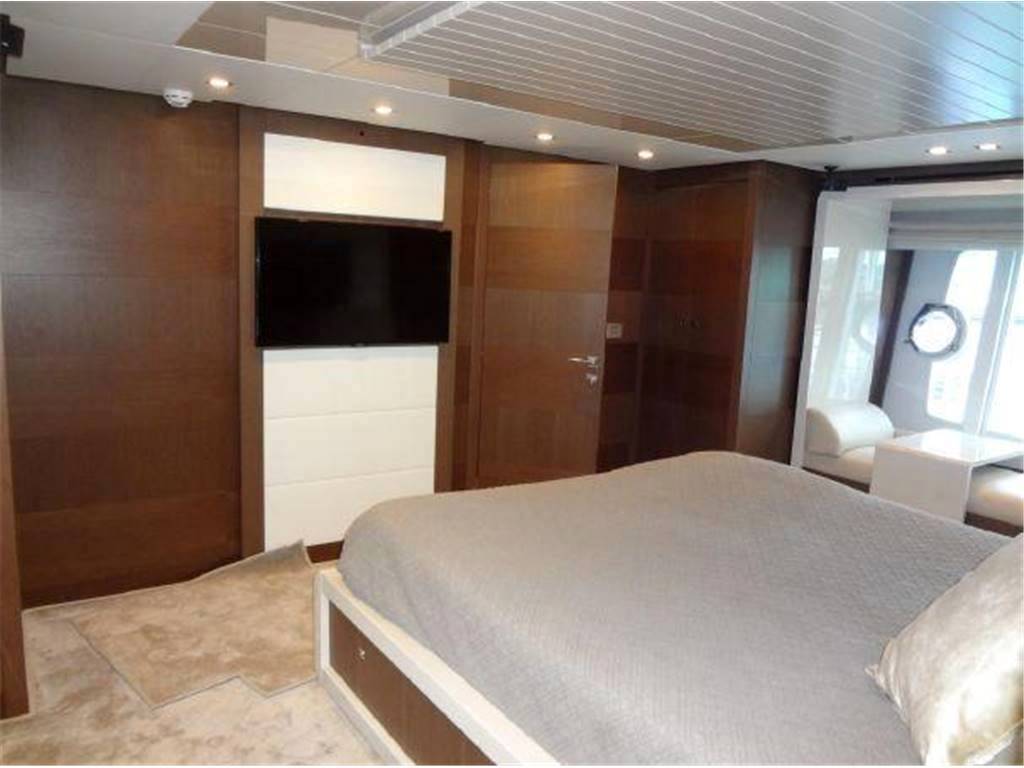 Ferretti 870