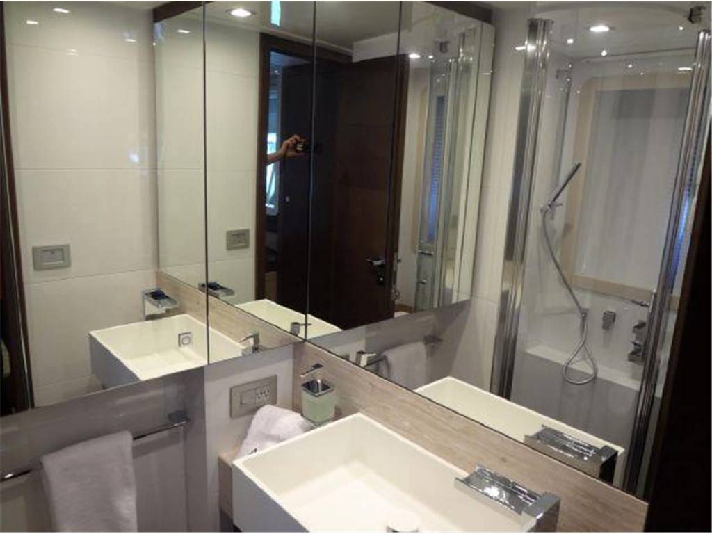 Ferretti 870