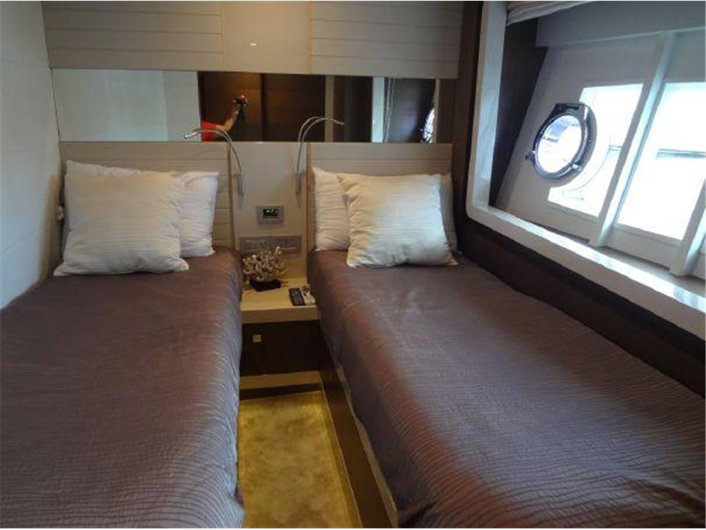 Ferretti 870