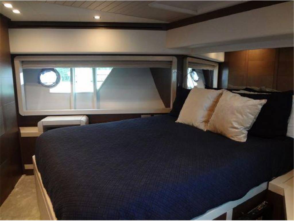 Ferretti 870