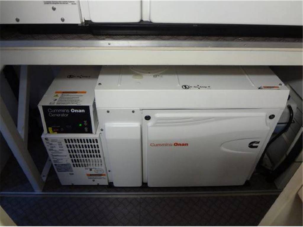 Ferretti 870