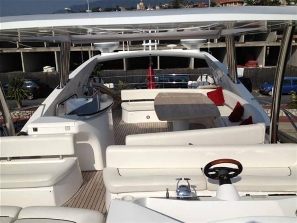 Sunseeker 82 yacht