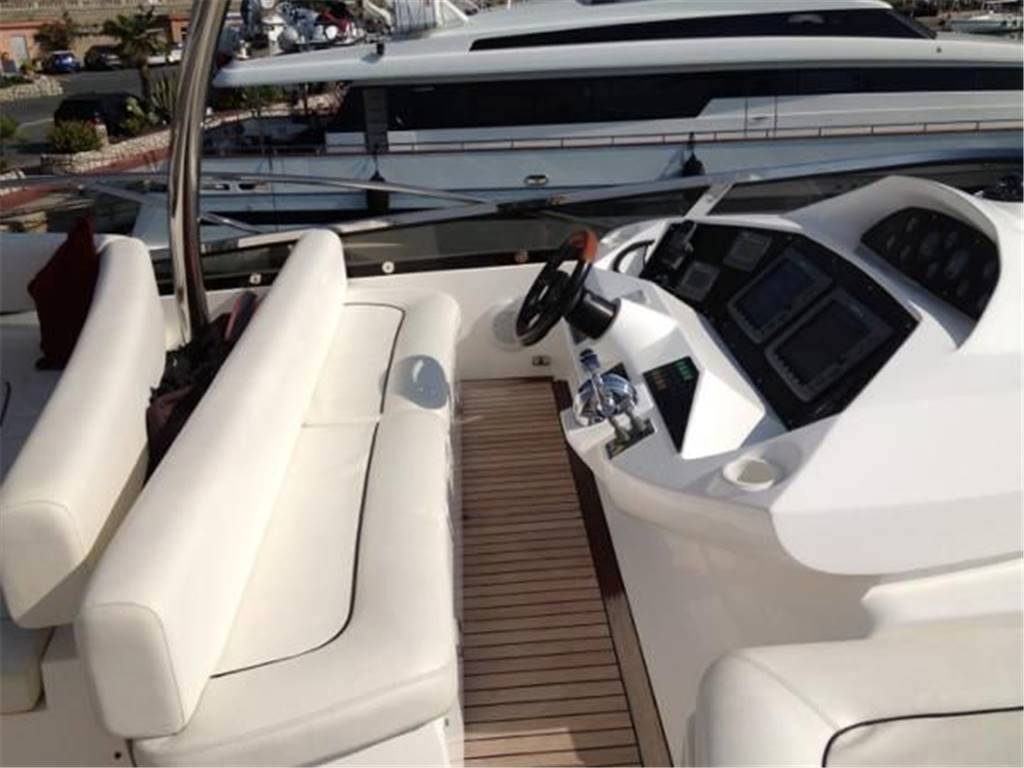 Sunseeker 82 yacht