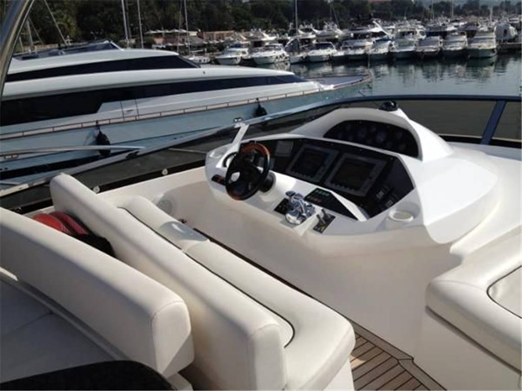 Sunseeker 82 yacht
