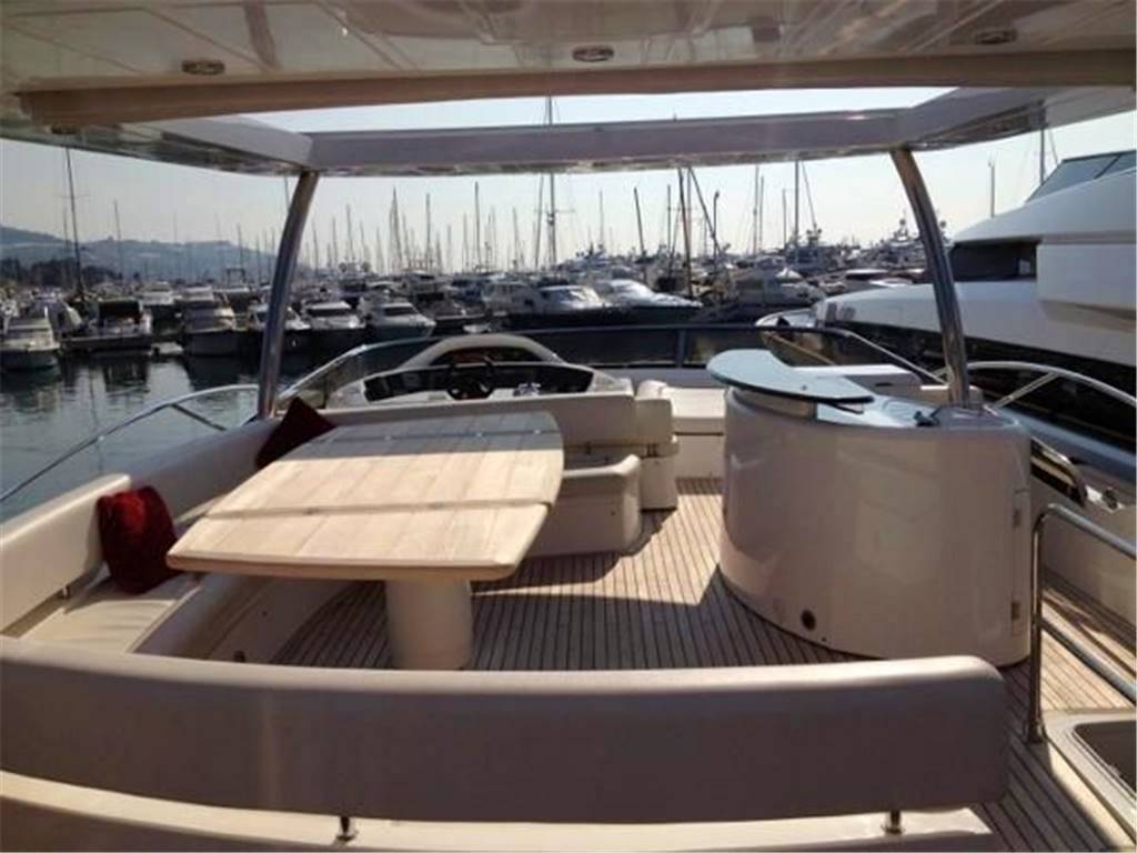 Sunseeker 82 yacht