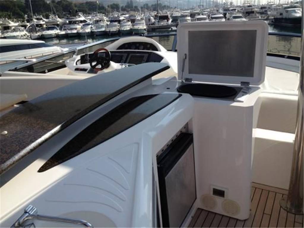 Sunseeker 82 yacht
