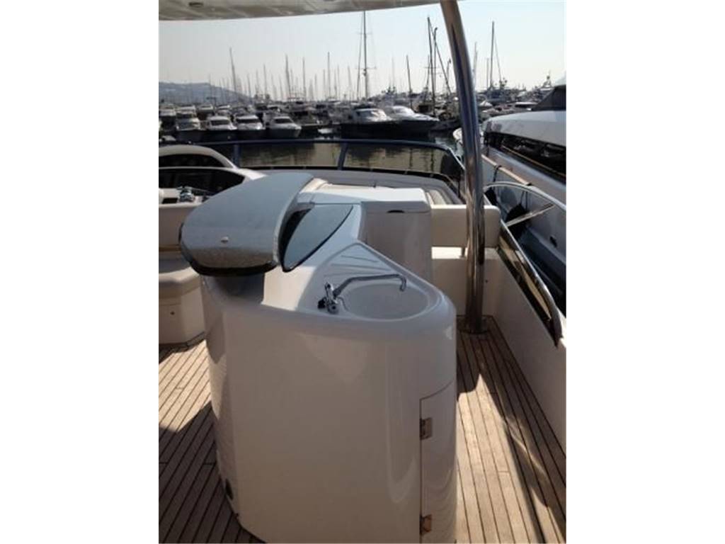 Sunseeker 82 yacht