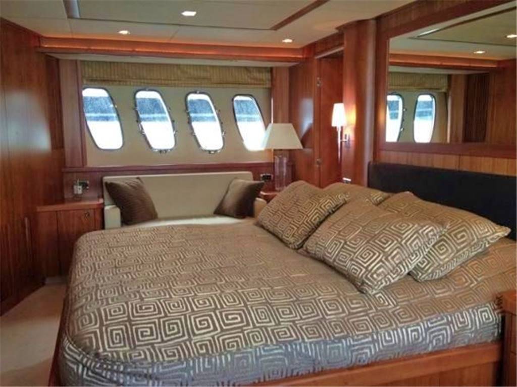 Sunseeker 82 yacht