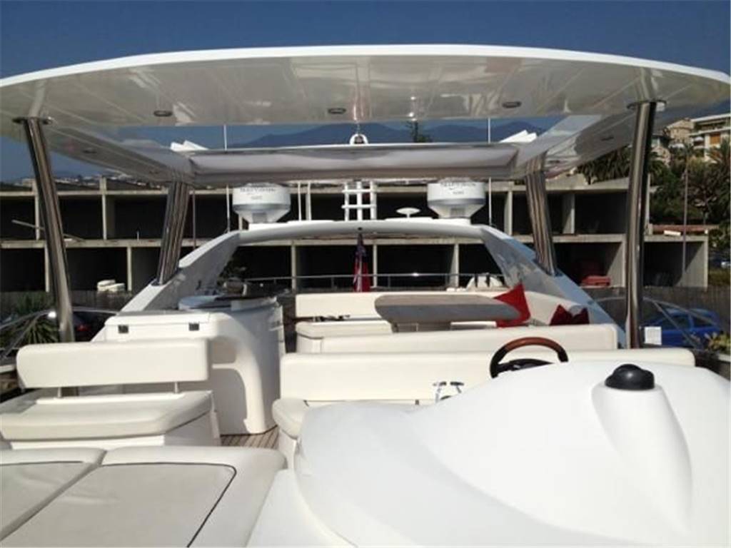 Sunseeker 82 yacht