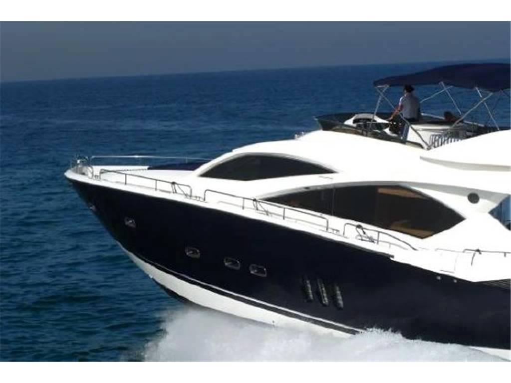 Sunseeker 82 yacht