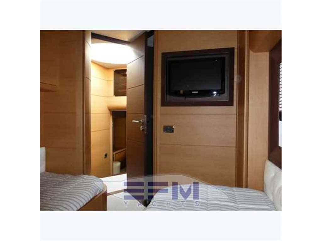 Pershing 72